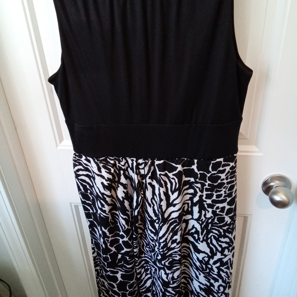 Peter Nygard Black and White Animal Print Dress Size M. Maxi